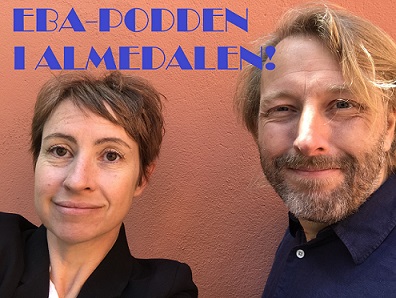 Nina Solomin och Jan Pettersson står vid en orange husvägg, tittar in i kameran