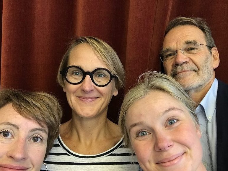 Tre podcastgäster och programledaren tittar in i kameran