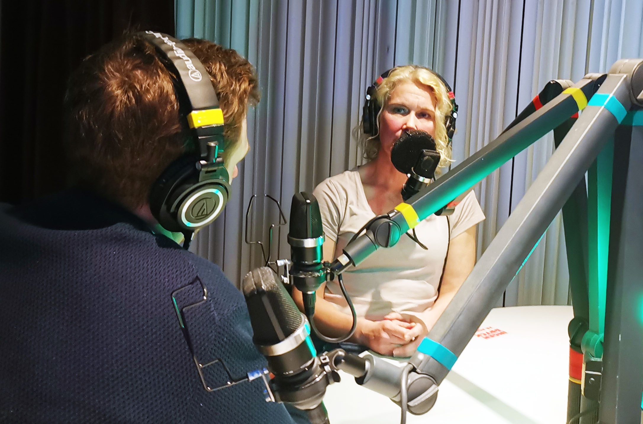 Man och kvinna i podd-studio