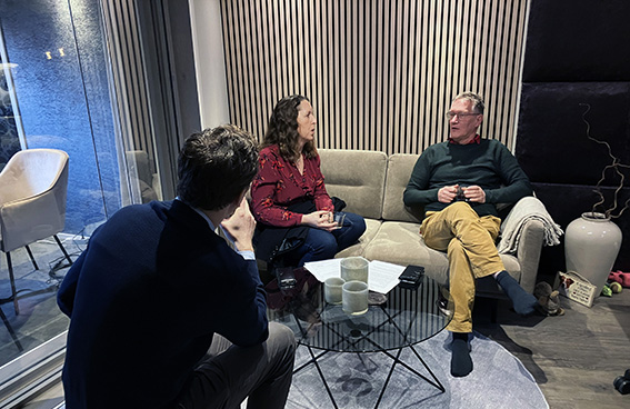 Tre prsoner i en soffgrupp samtalar