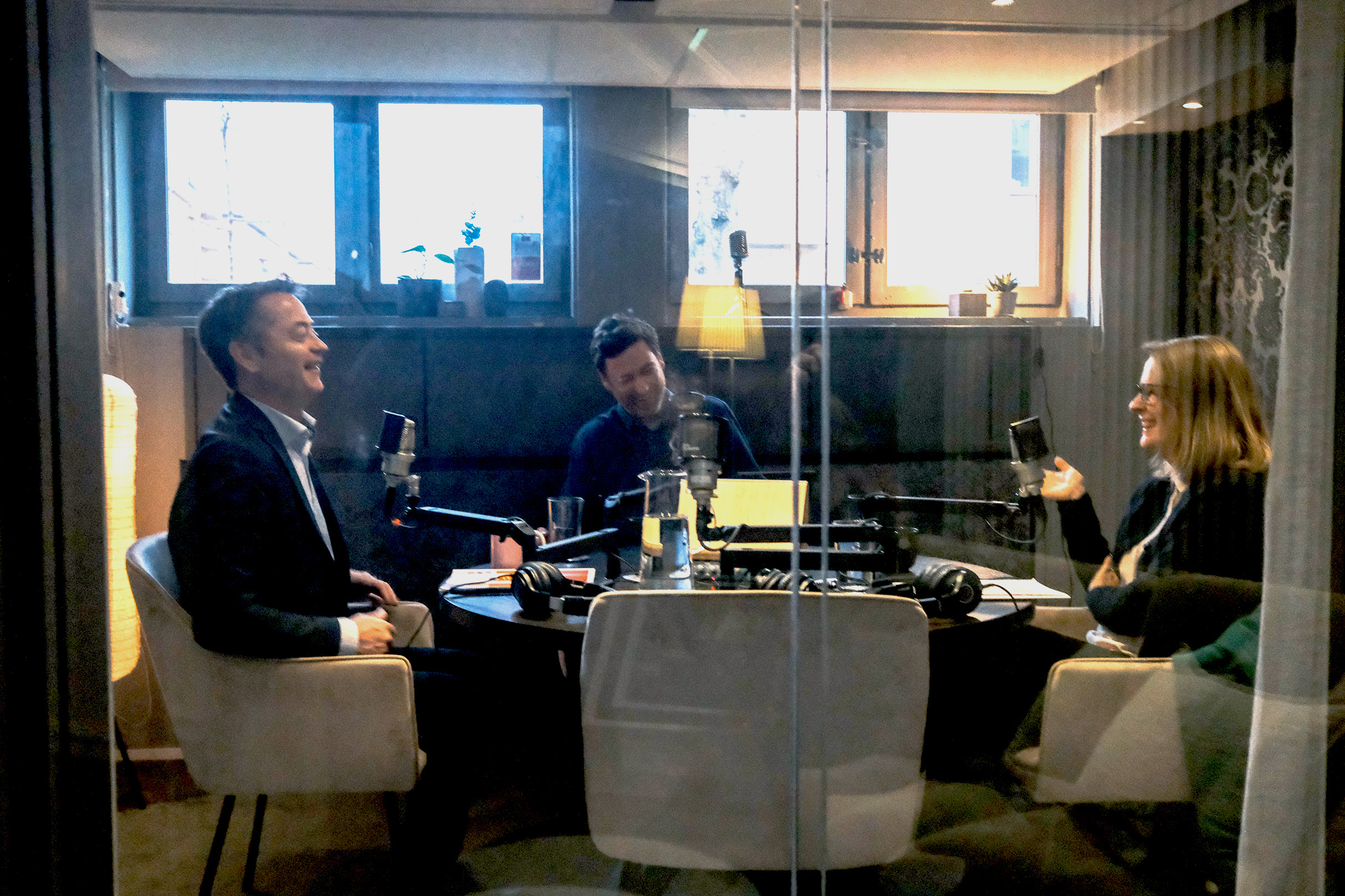 Två män och en kvinna i en poddstudio